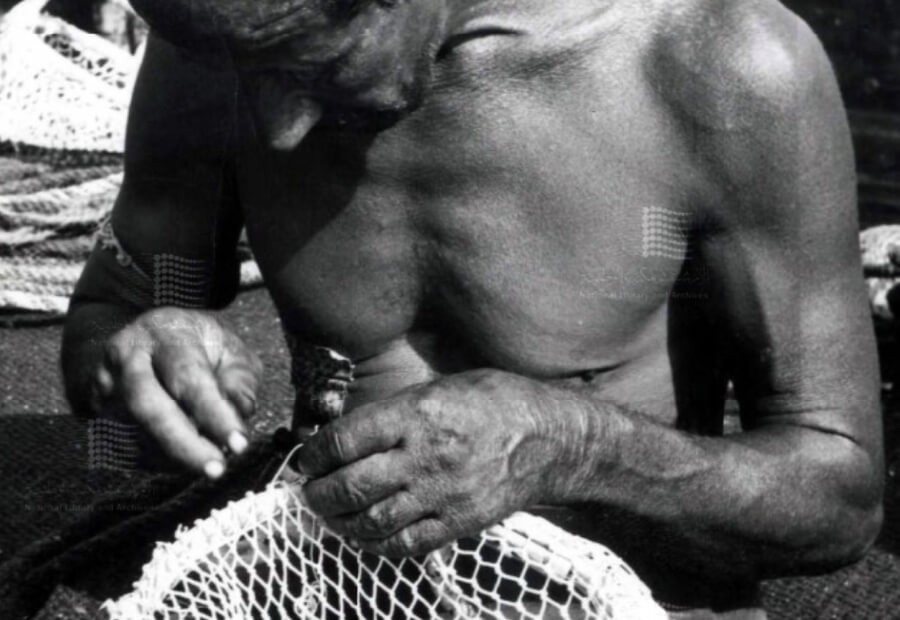 A pearl diver making a diver_s oyster collection basket (dyyeen).jpg